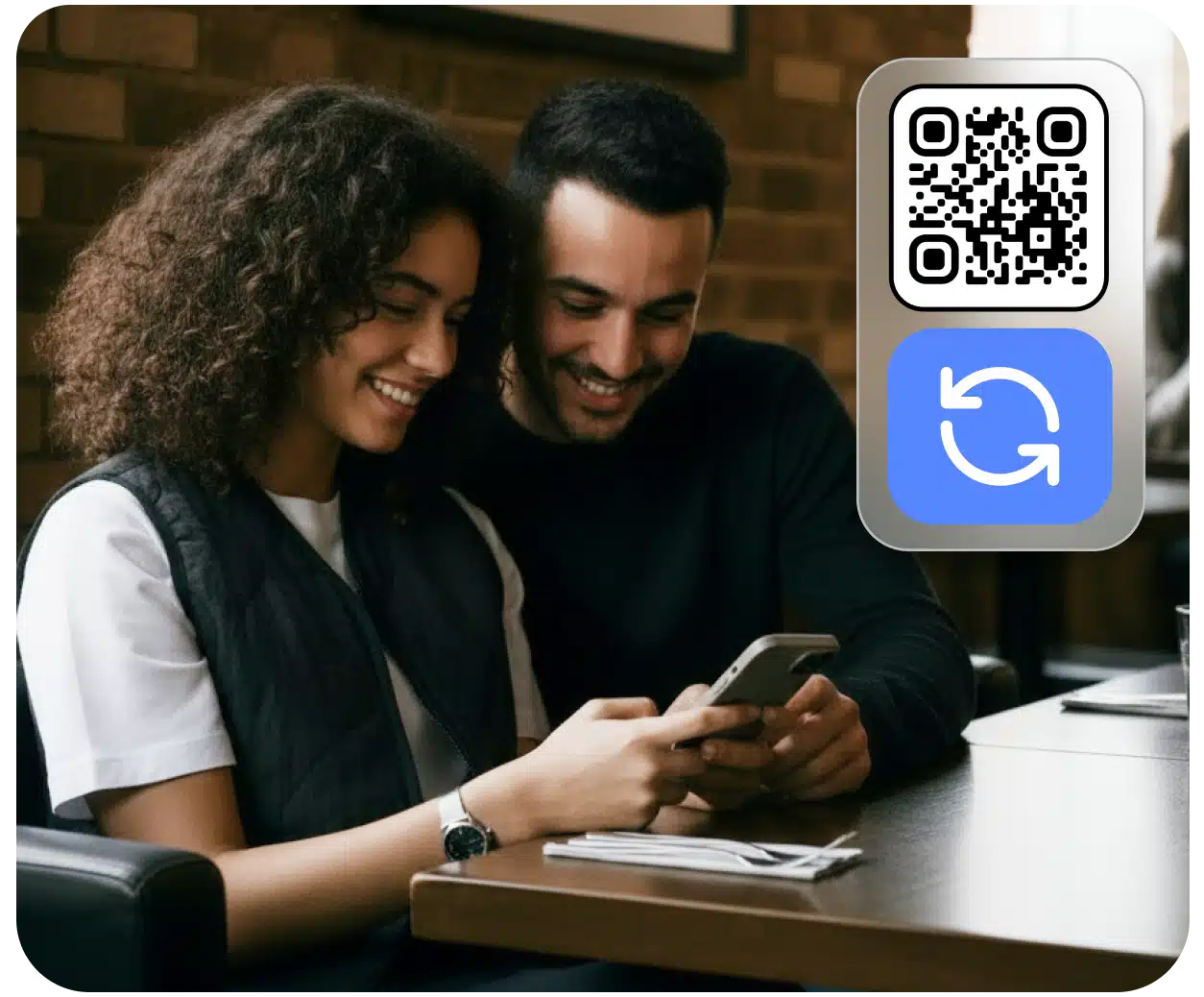 Una pareja escanea un código QR de menú con IA en la mesa de un restaurante