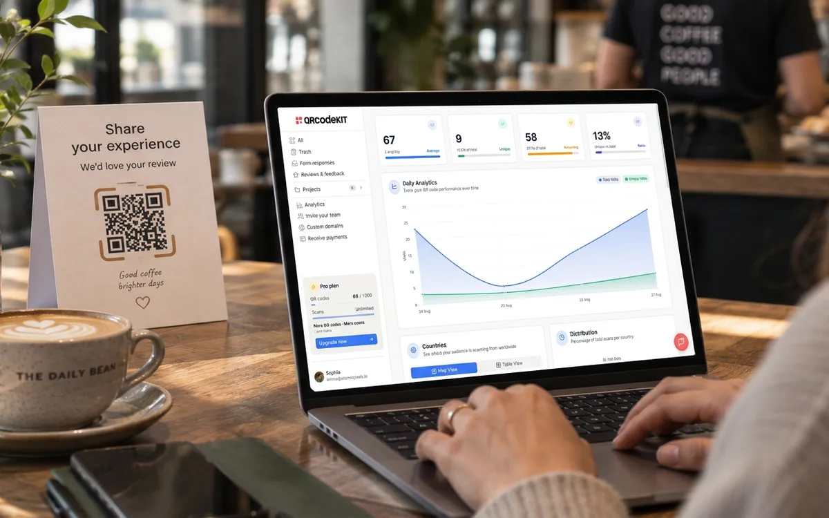 Un ordinateur portable sur le comptoir d’un café affiche un tableau de bord des scans d’avis, à côté d’une carte invitant à partager son expérience.