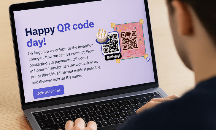 Uma pessoa vista por trás usa um notebook que exibe a landing page do Dia do Código QR da QRCodeKIT, com um código QR colorido com tema de aniversário e uma mensagem comemorativa.